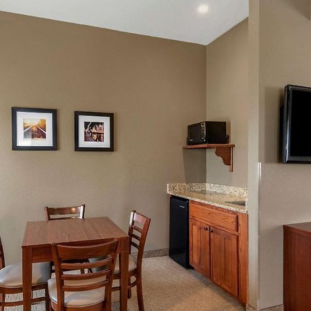 Comfort Inn Warrensburg Station Buitenkant foto