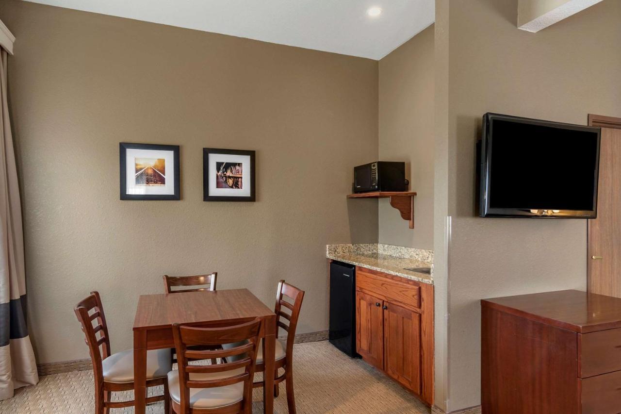 Comfort Inn Warrensburg Station Buitenkant foto