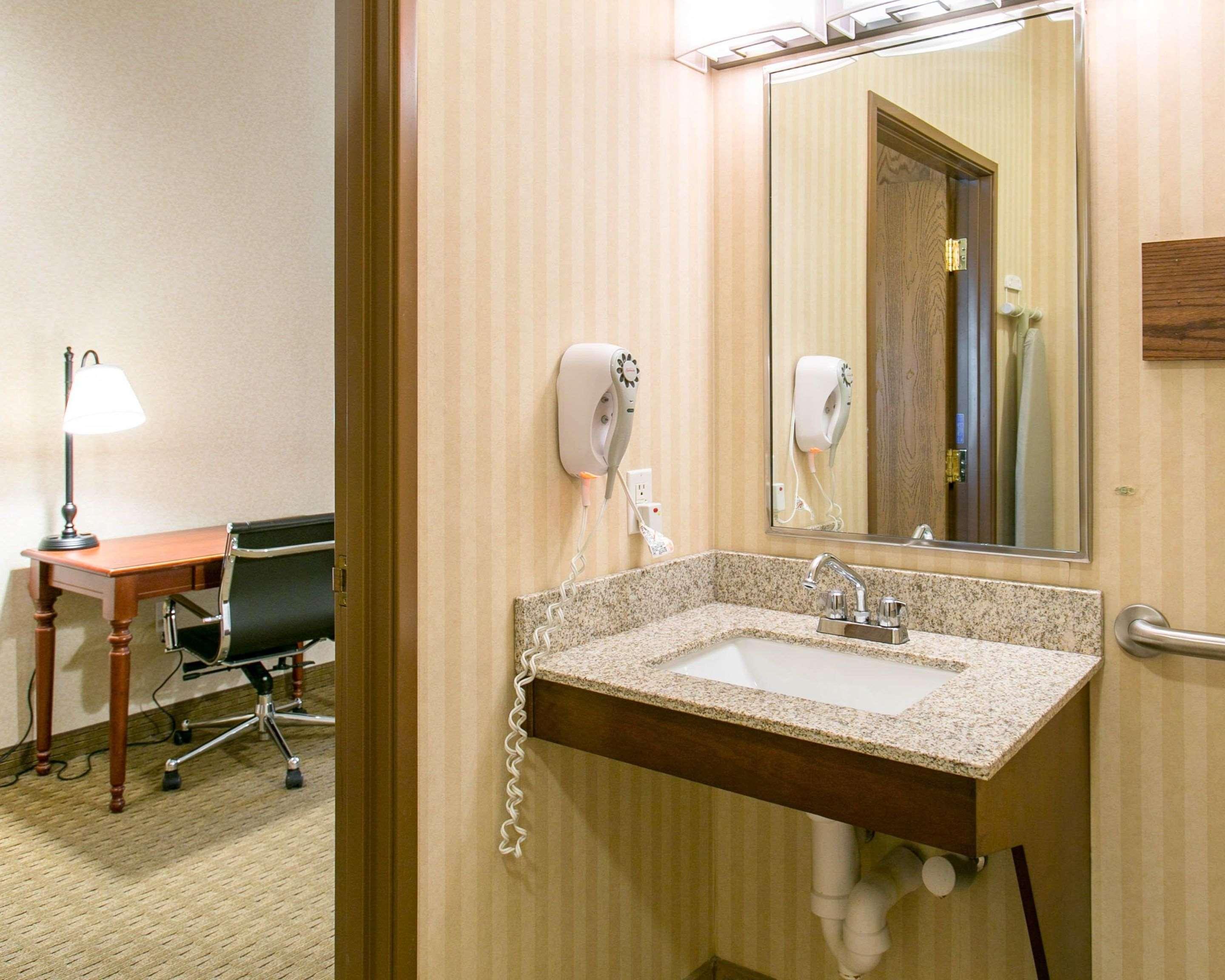 Comfort Inn Warrensburg Station Buitenkant foto