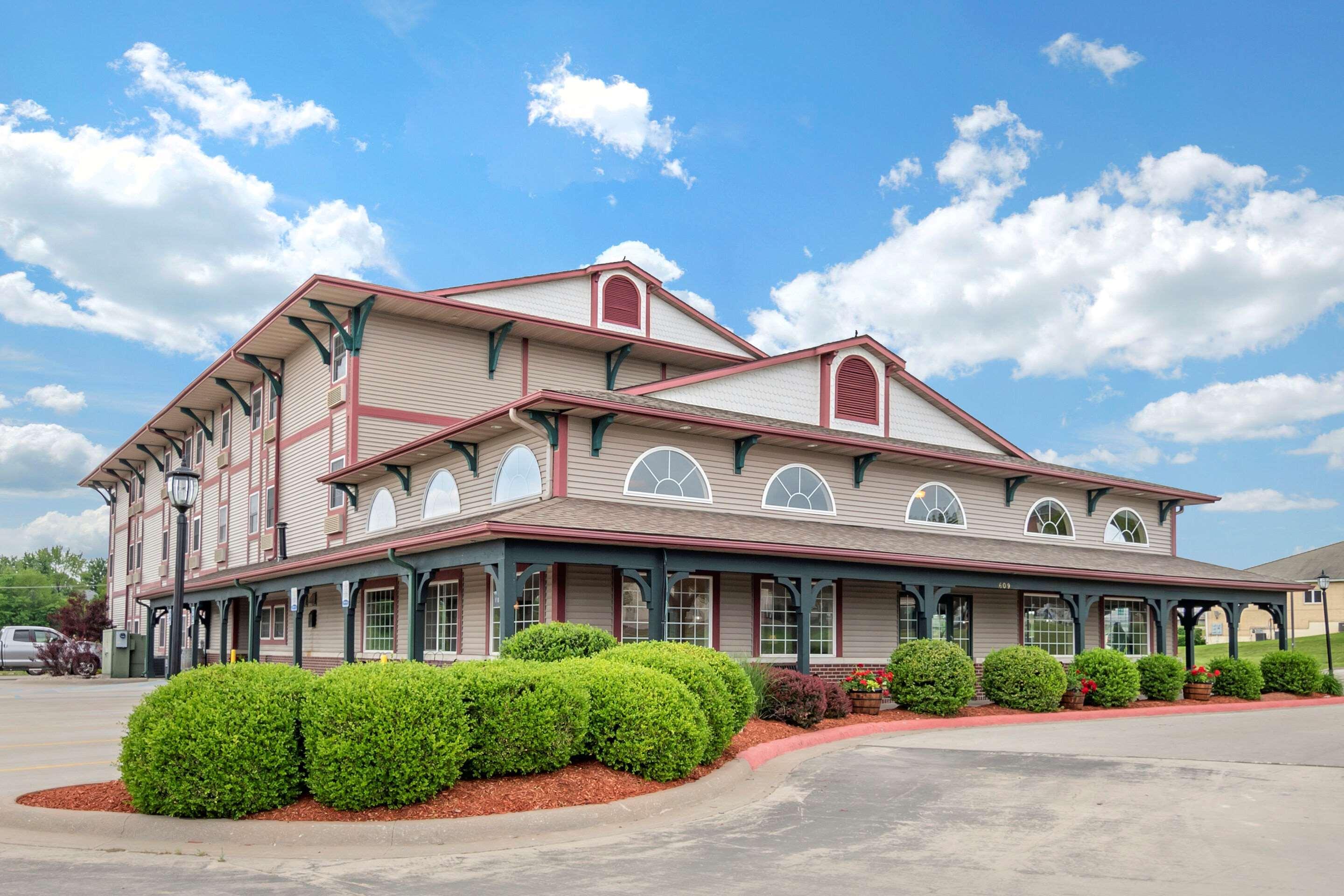 Comfort Inn Warrensburg Station Buitenkant foto